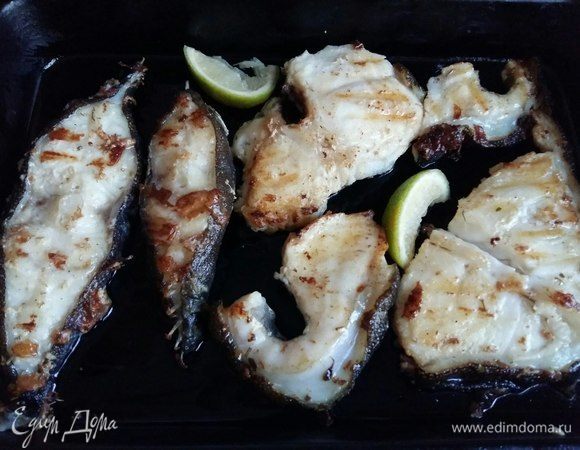 Выложить рыбку в небольшой противень и поставить в нагретую до 210°С духовку на 15 минут.