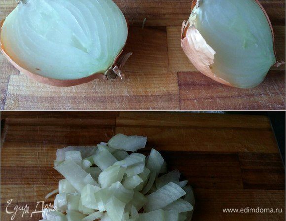 В это время подготовить соус. Нарезать половину луковицы кубиками.