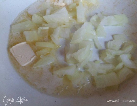 В сковороде разогреть сливочное масло, опустить лук и немного потушить.