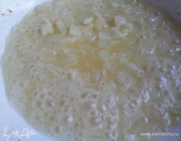 Добавить белого вина, у меня полусладкое, я не люблю сухие вина, поэтому только такое использую. Как закипит, добавить сливки и немного все вместе потушить до упаривания сливок.