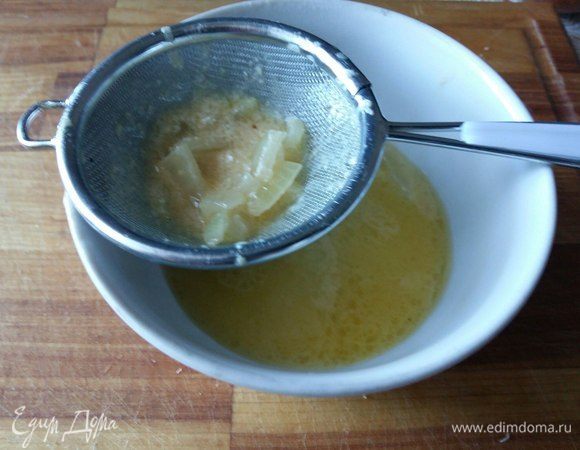 Процедить соус от лука, добавить немного соли, перемешать, соус готов. Лучок используем позже при оформлении блюда на тарелке.