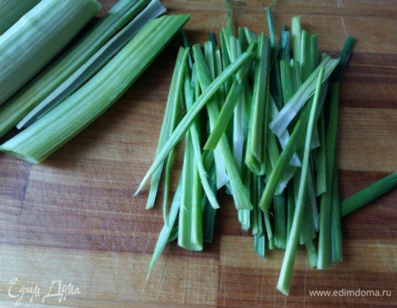Готовим гарнир №1. Лук-порей будем использовать частично, только зеленую листовую часть. Порежем длинной соломкой.