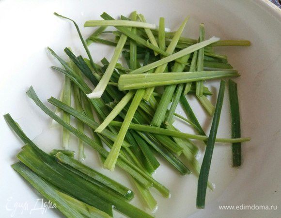 На сковороду налить 2 ст. л. растительного масла и припустить буквально пару минут, не больше. Иначе потом он станет совсем мягкий и будет не вкусный. Все готово!