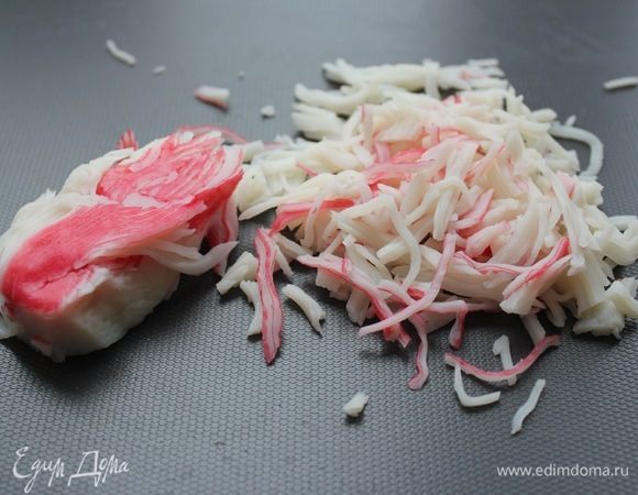 Крабовое мясо разделать руками на волокна. Заправить соусом из кешью, перемешать.