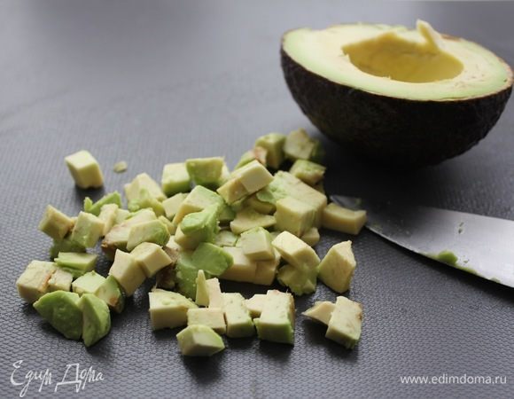 Авокадо нарезать мелким кубиком (примерно 0,7х0,7 см).