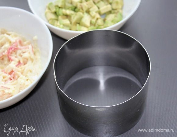 Для сборки используем кондитерское кольцо. В случае его отсутствия в помощь пластиковая бутылка, разрезаем и смело приступаем к сборке тартара.
