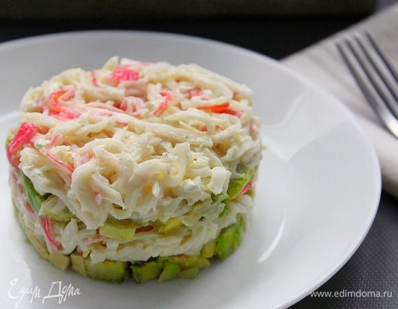 Отдельно напишу про соус из кешью. Его всегда готовлю на несколько дней вперед, т.к. он регулярно в ходу. Использовать его можно и в выпечке, горячих и холодных блюдах или просто есть ложкой. В зависимости от блюд, можно готовить его со специями, зеленью, с добавлением чеснока или приготовить его сладким. А также экспериментировать с консистенцией. Основа — кешью и вода. Кешью замачиваем на ночь; далее загружаем в блендер и наливаем немного воды. Рекомендую воду добавлять постепенно, чтобы добиться нужной консистенции. Я брала уже соус готовый, для которого использовала стакан орехов, 1/2 стакана воды, сок лимона, соль, специи.