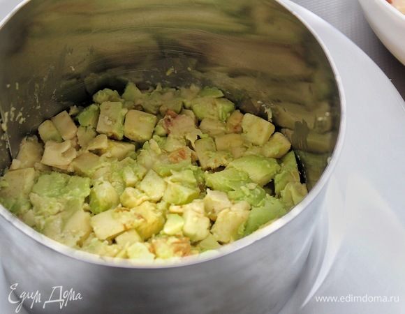 Слой авокадо (на нижний слой чуть больше половины), далее заправленное крабовое мясо, затем авокадо и вновь крабовое мясо.