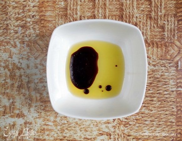 Масло смешать с уксусом до однородности. 