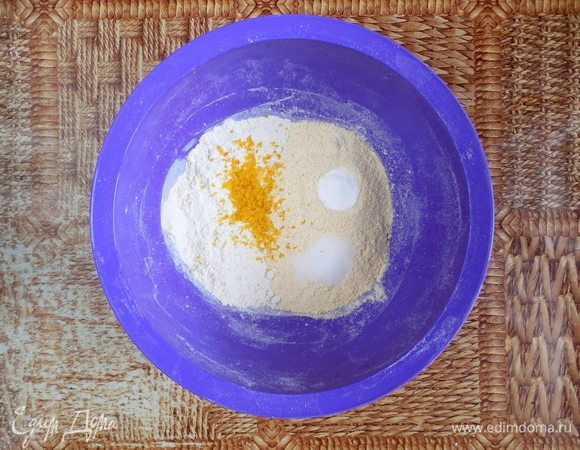 Пока лук запекается, приготовим кукурузные панкейки. С лимона снять цедру (при помощи мелкой терки). Сливочное масло растопить и дать остыть. В большой миске смешать все сухие ингредиенты: оба вида муки, разрыхлитель, сахар, соль и цедру лимона. 