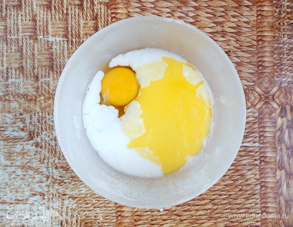 В другой миске смешать яйцо, молоко и масло. 