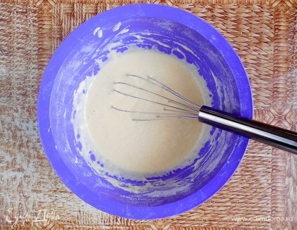 Влить влажные ингредиенты в сухие и размешать венчиком до однородности. Тесто должно быть средней густоты и медленно растекаться по сковороде. Если тесто слишком густое, добавьте еще немного молока, если жидкое — муки.