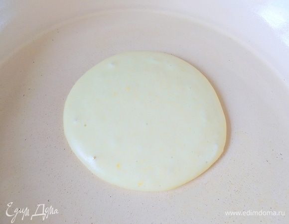 Сковороду смазать небольшим количеством растительного масла. Выкладывать по 1,5 ст. л. теста, распределяя до диаметра примерно 8 см, и готовить на слабом огне. Когда пузырьки на поверхности теста начнут лопаться — перевернуть панкейки и готовить еще 2 минуты.