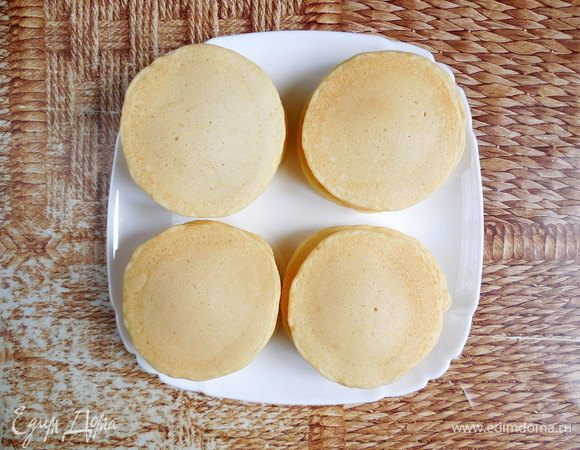 Готовые панкейки складывать стопкой друг на друга, чтобы нижняя корочка размягчилась. Дать панкейкам полностью остыть. 