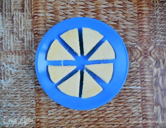 Чтобы сделать стенки, панкейки нужно разрезать на 8 треугольников, как показано на фото.