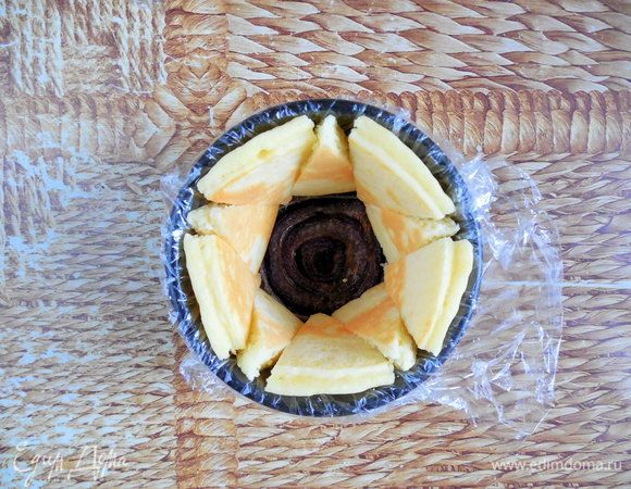 Получившиеся треугольники выкладывать в форму более светлой стороной наружу, чередуя следующим образом: 1-ый треугольник острым углом вверх, 2-ой — основанием вверх и так далее. Продолжить чередование, пока стенки формы не будут полностью закрыты.