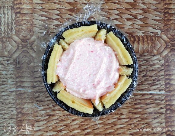 Заполнить форму крабовым муссом, оставив немного места сверху.