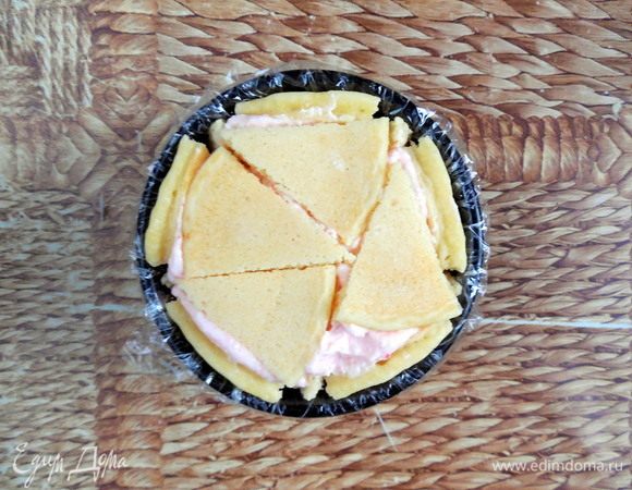 Из оставшихся панкейков сделать дно «Шарлотт» — выложить кусочки панкейков сверху на мусс и слегка прижать. Накрыть сверху свободными краями пленки и убрать в холодильник до застывания мусса (время будет зависеть от размера используемых форм).