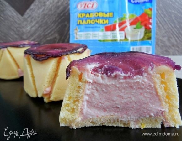 Перед сервировкой извлечь «Шарлотт» из форм и освободить от пленки. Лучше подавать это блюдо не сразу из холодильника, а комнатной температуры. 
Яркая, интересная и вкусная закуска готова! Приятного аппетита!