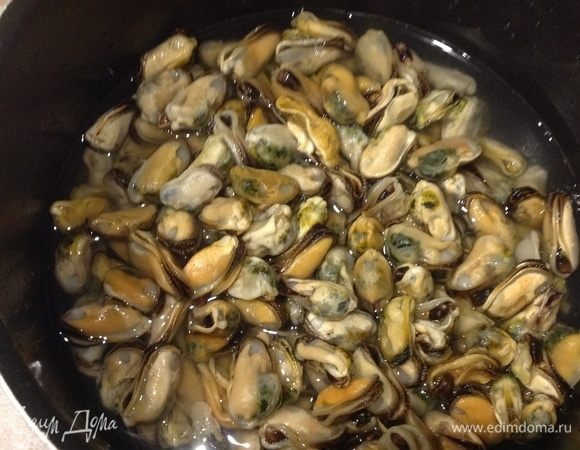 Мидии разморозить, залить стаканом воды , довести до кипения и снять с огня. Полученный отвар процедить, мидии отложить. 