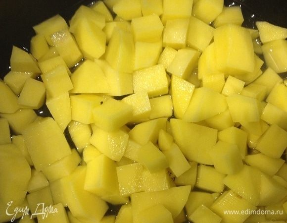 Картофель нарезать мелким кубиком, залить небольшим количеством воды и отварить в течении 10 мин. Обсушить и добавить к мидиям. 