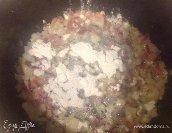 Нарезать лук и бекон. Обжарить на сливочном масле. Добавить муку. Готовить, помешивая, в течении 4 мин. 