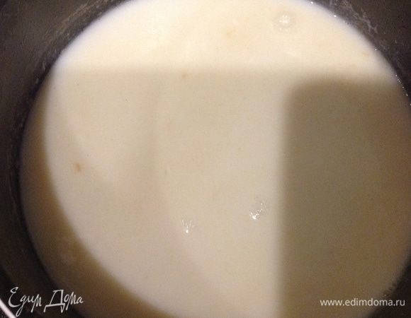 В кастрюлю к луку и бекону влить теплое молоко, стакан горячей воды и отвар от мидий. Проварить 5 мин, добавить картофель и мидии. Варить 4 мин. В конце влить сливки и добавить петрушку, соль, перец. Дать закипеть и снять с огня.