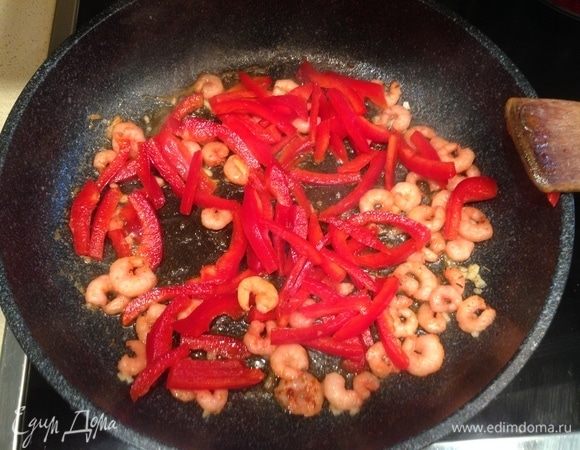 Выложить болгарский перец и тушить, пока он не станет мягким.
