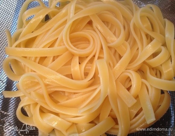 Отварить феттуччине.