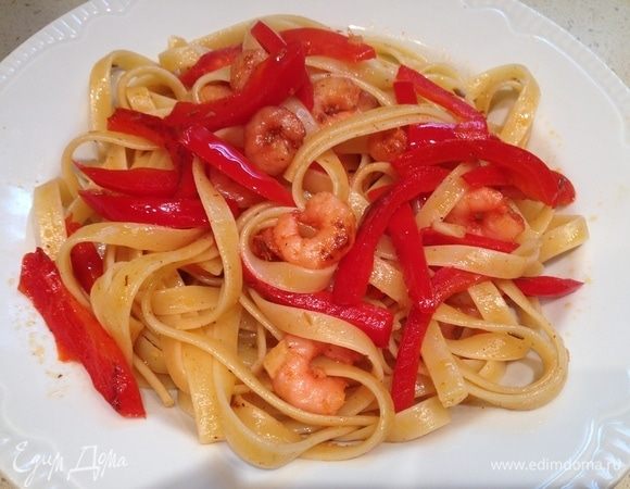 Перемешать феттуччине с креветками и подавать к столу.