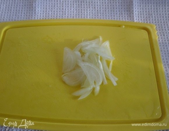 Нарезаем лук. 