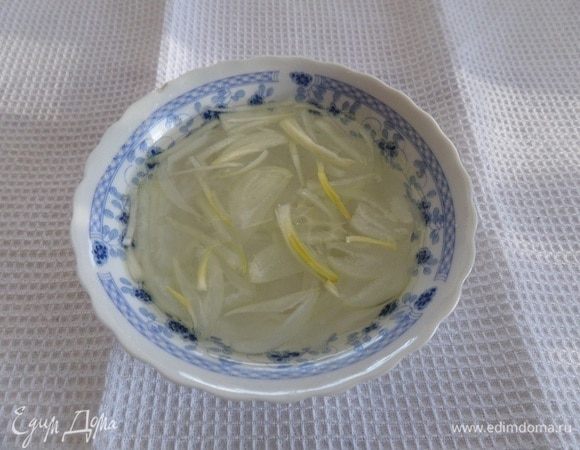 В чашечку наливаем воду и уксус (столовый 9 %). Выкладываем лук. Оставляем на 10 минут. Затем воду сливаем.