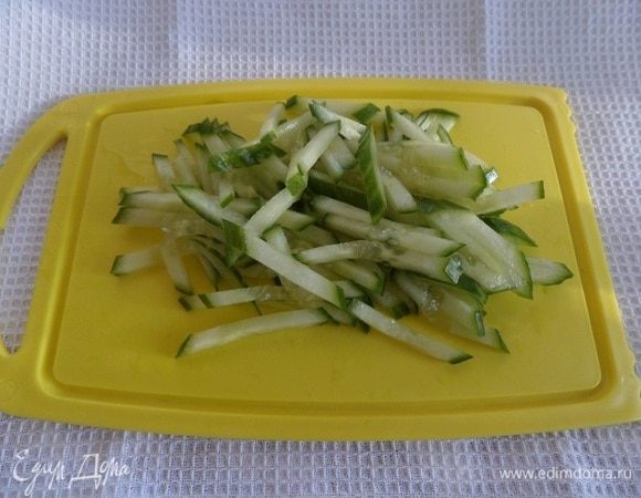 Соломкой нарезаем огурец.