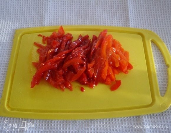 Соломкой нарезаем маринованный болгарский перец.