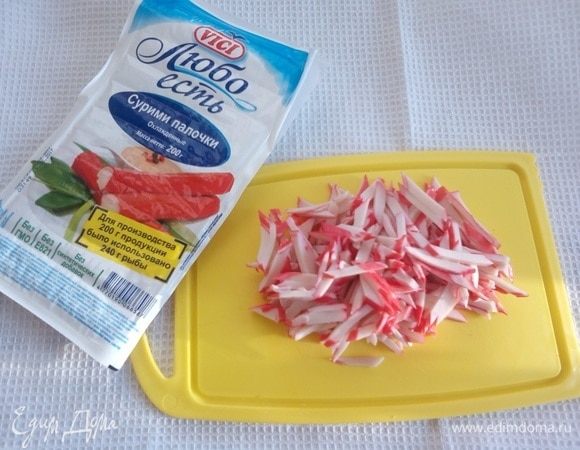 Соломкой нарезаем крабовые палочки.