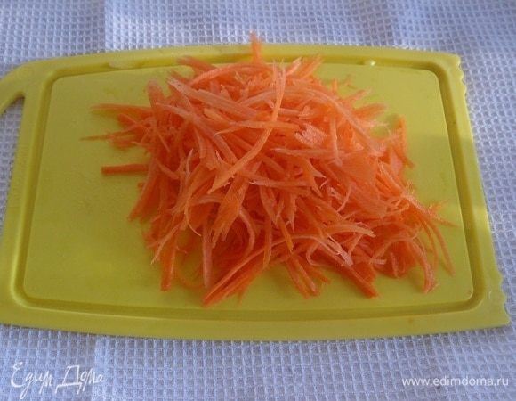 Натираем на терке морковь. Я использую терку для корейской моркови.