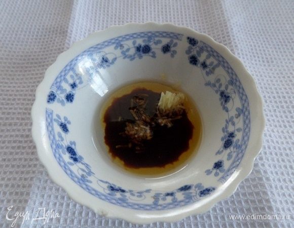 В чашечке готовим заправку для салата — смешиваем растительное масло, соевый соус , измельченный чеснок и соус табаско.