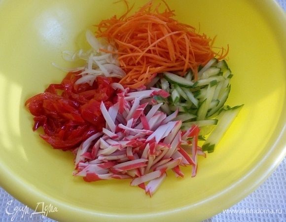 В глубокую чашку выкладываем нарезанные ингредиенты.