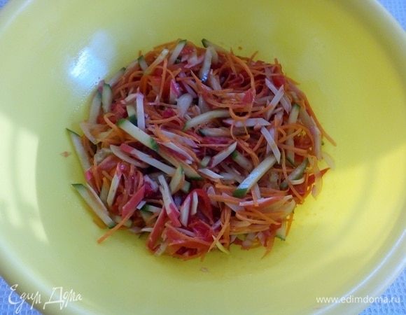 Добавляем заправку для салата. Аккуратно перемешиваем .