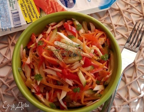 Подаем салат, добавив зелень.