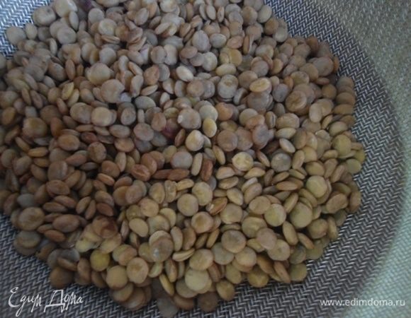 Начнем с подготовки продуктов. Чечевицу отварить до полуготовности. Если ваша чечевица варится быстро, минут 20, то этот шаг можно пропустить.