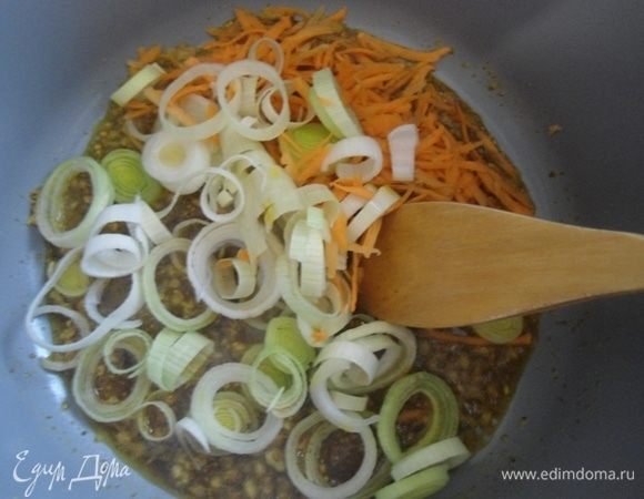 Добавить лук-порей и морковь. Перемешать, тушить вместе пару минут.