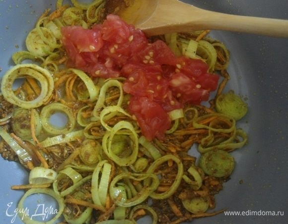 Добавить помидоры. Тушить еще 2 минуты.