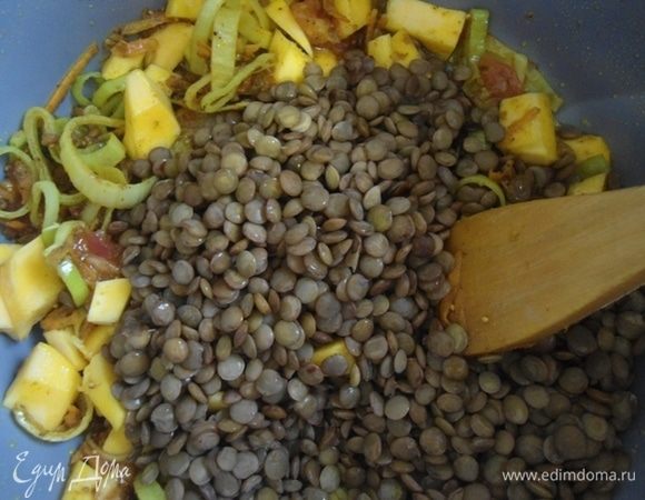 Всыпать чечевицу, тыкву.