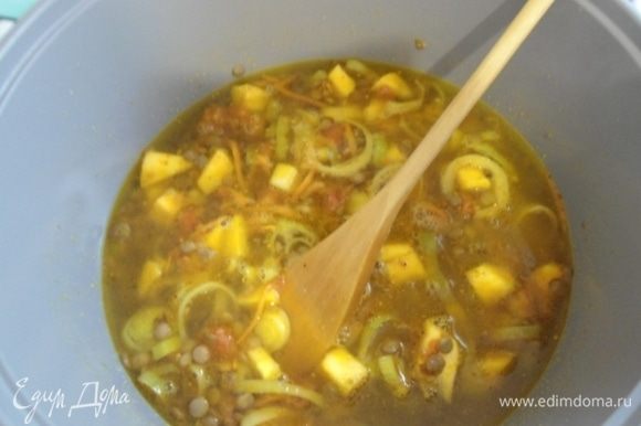 Влить воду, посолить. Варить суп 20 минут, до готовности тыквы и чечевицы.