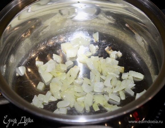 Лук мелко нарезать и обжарить на оливковом масле до прозрачности.