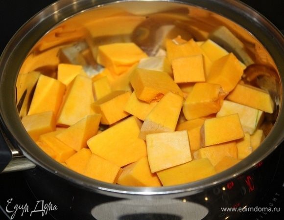 Тыкву нарезать кубиками и добавить к луку, потомить около 5 минут.