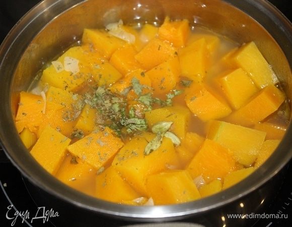 Добавить бульон, кардамон, сушеный базилик, посолить, поперчить по вкусу, готовить 10–15 минут, медленно помешивая.