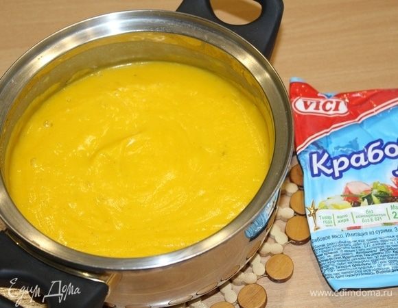 Разморозьте крабовое мясо.