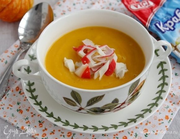 Налейте суп в тарелку, добавьте крабовое мясо, по желанию добавьте бальзамический соус.